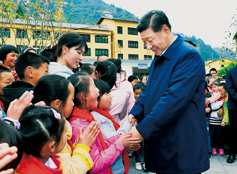 2019年4月15日至17日，中共中央總書記、國家主席、中央軍委主席習(xí)近平在重慶考察，并主持召開解決“兩不愁三保障”突出問題座談會。這是4月15日下午，習(xí)近平在石柱土家族自治縣中益鄉(xiāng)小學(xué)同學(xué)生們親切交談，詢問他們學(xué)習(xí)和生活情況。 