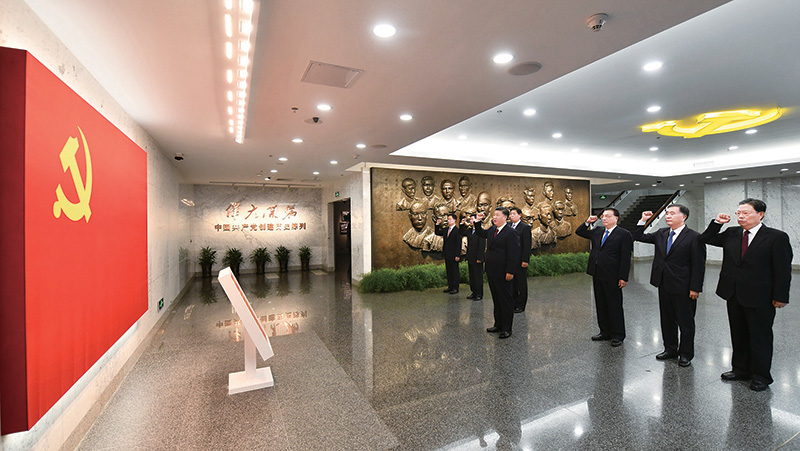 2017年10月31日，中共中央總書記、國家主席、中央軍委主席習近平帶領中共中央政治局常委李克強、栗戰(zhàn)書、汪洋、王滬寧、趙樂際、韓正，瞻仰上海中共一大會址和浙江嘉興南湖紅船。這是31日上午，在上海中共一大會址紀念館，習近平帶領其他中共中央政治局常委同志一起重溫入黨誓詞。 