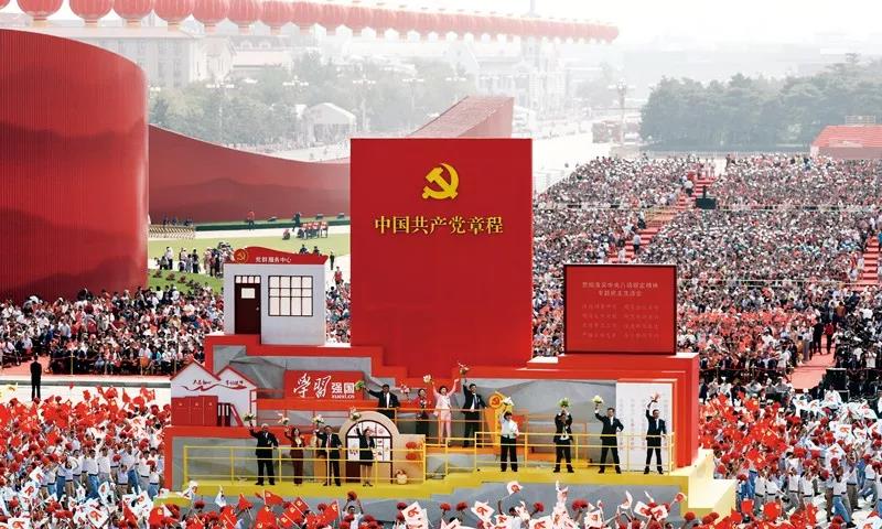 2019年10月1日上午，慶祝中華人民共和國(guó)成立70周年大會(huì)在北京天安門(mén)廣場(chǎng)隆重舉行。這是群眾游行中的“從嚴(yán)治黨”方陣。新華社記者 蘭紅光/攝
