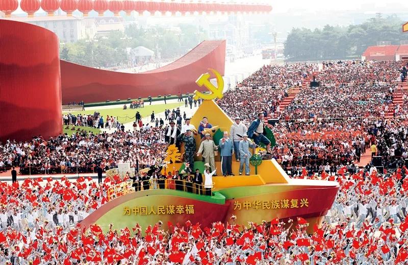 2019年10月1日上午，慶祝中華人民共和國(guó)成立70周年大會(huì)在北京天安門(mén)廣場(chǎng)隆重舉行。這是群眾游行中的“不忘初心”方陣。新華社記者 蘭紅光/攝