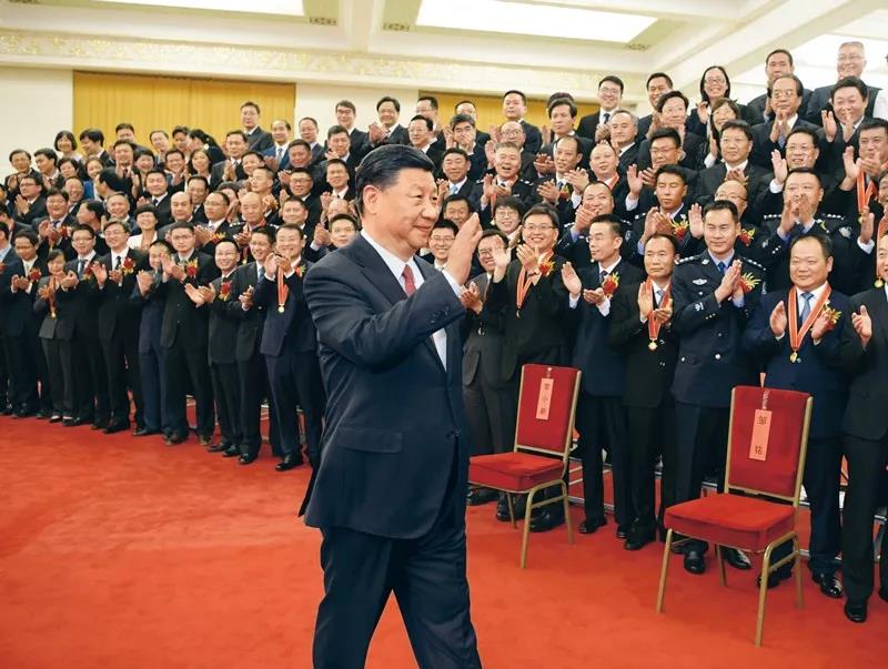 2019年6月25日，黨和國(guó)家領(lǐng)導(dǎo)人習(xí)近平、李克強(qiáng)、王滬寧等在北京人民大會(huì)堂會(huì)見(jiàn)第九屆全國(guó)“人民滿意的公務(wù)員”和“人民滿意的公務(wù)員集體”受表彰代表。新華社記者 李學(xué)仁/攝